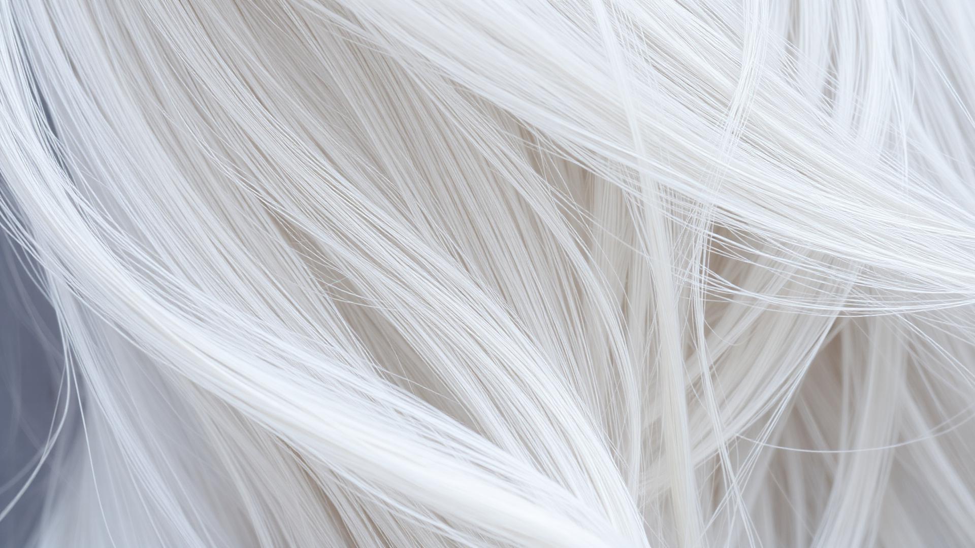 Cheveux blond platine décolorés en gros plan